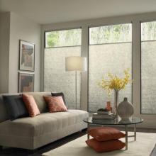Fensterdekoration im Wohnzimmer: Möglichkeiten, Ideen