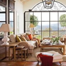 Dzīvojamās istabas interjers ar panorāmas logiem: 10 mēbeļu iespējas ar skatu uz gleznaino apkārtni